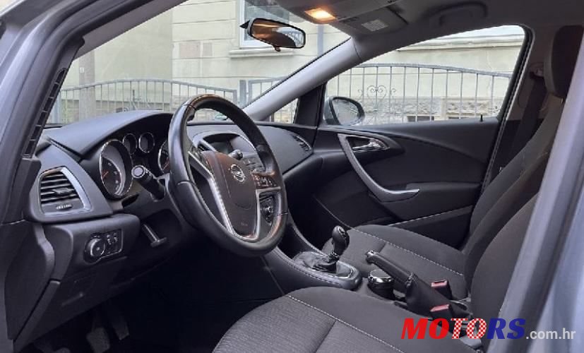 2012' Opel Astra photo #3