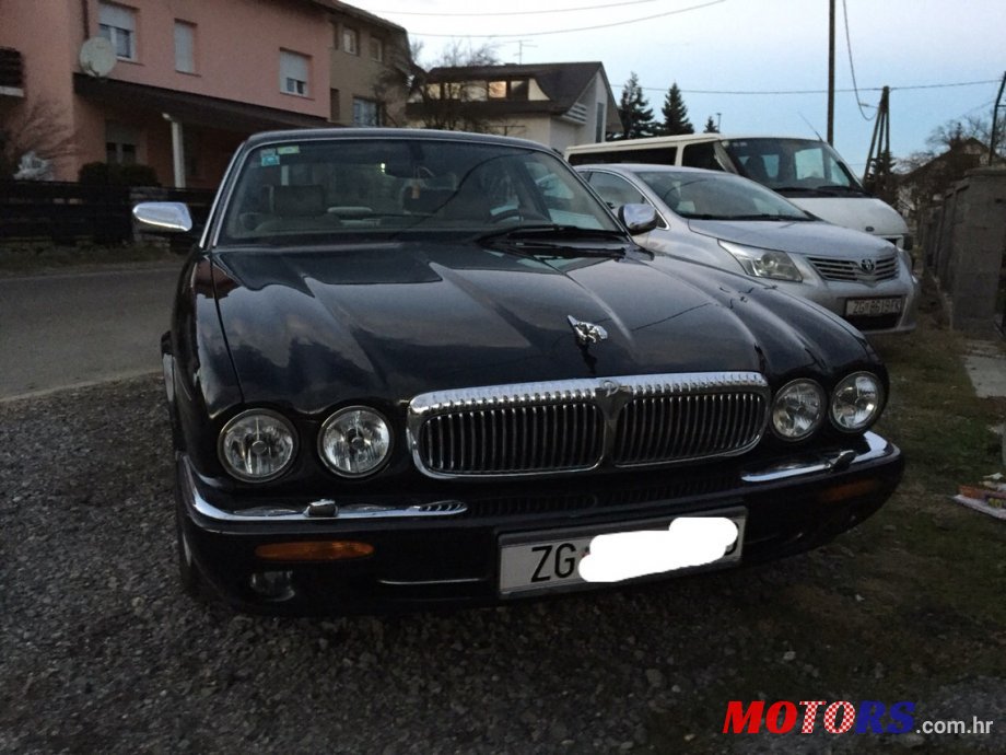 2002' Jaguar XJ photo #1