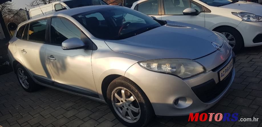 2010' Renault Megane Grandtour photo #2