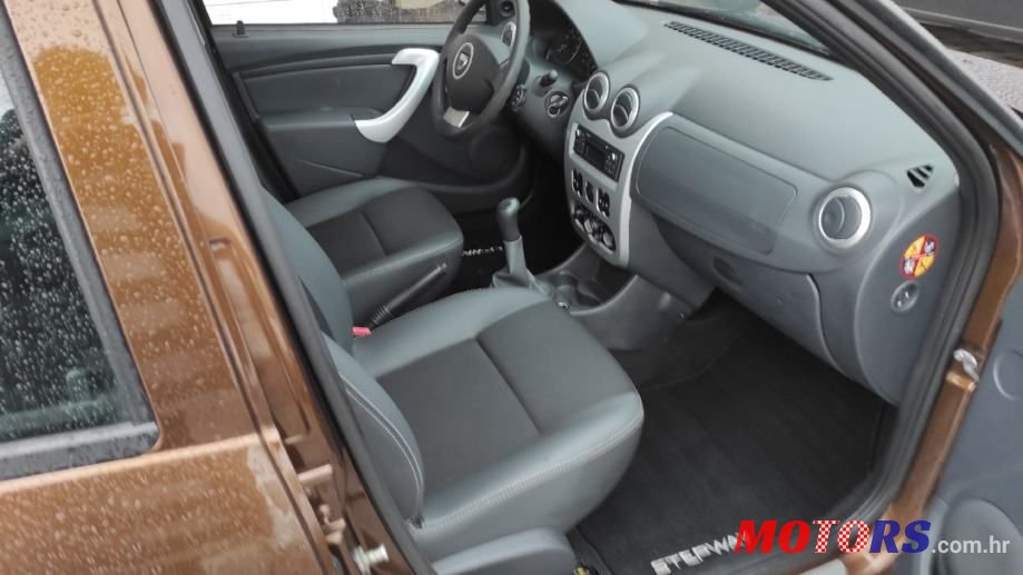 2012' Dacia Sandero photo #6
