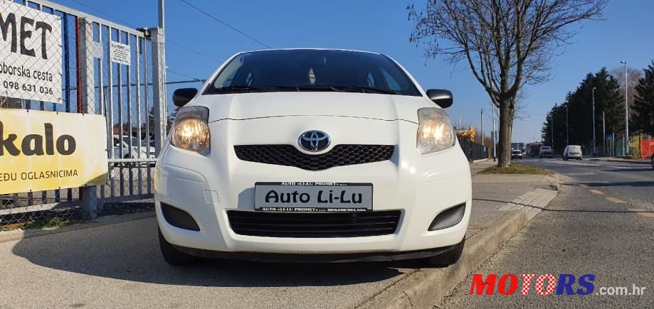 2011' Toyota Yaris photo #2