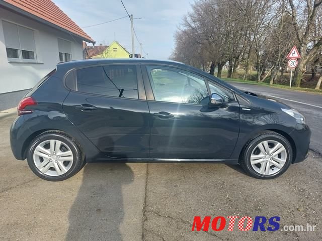 2018' Peugeot 208 1.2 Vti Style photo #4