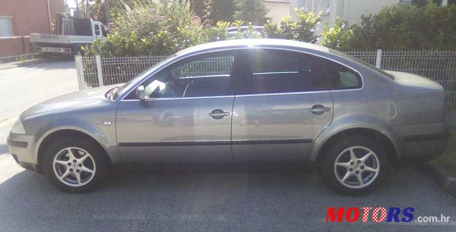 2002' Volkswagen Passat 1,6 photo #1