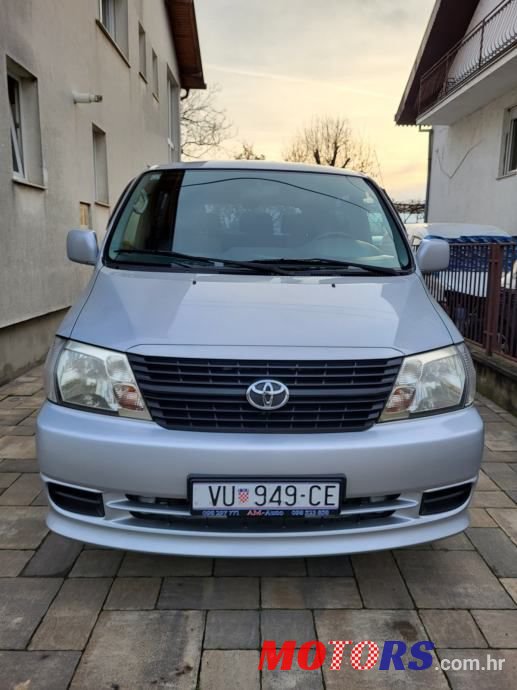 2008' Toyota Hiace photo #2