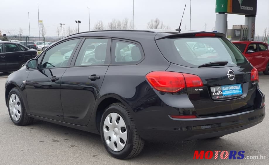 2011' Opel Astra Karavan photo #5