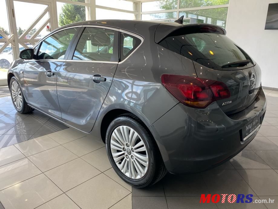 2011' Opel Astra Sport photo #2