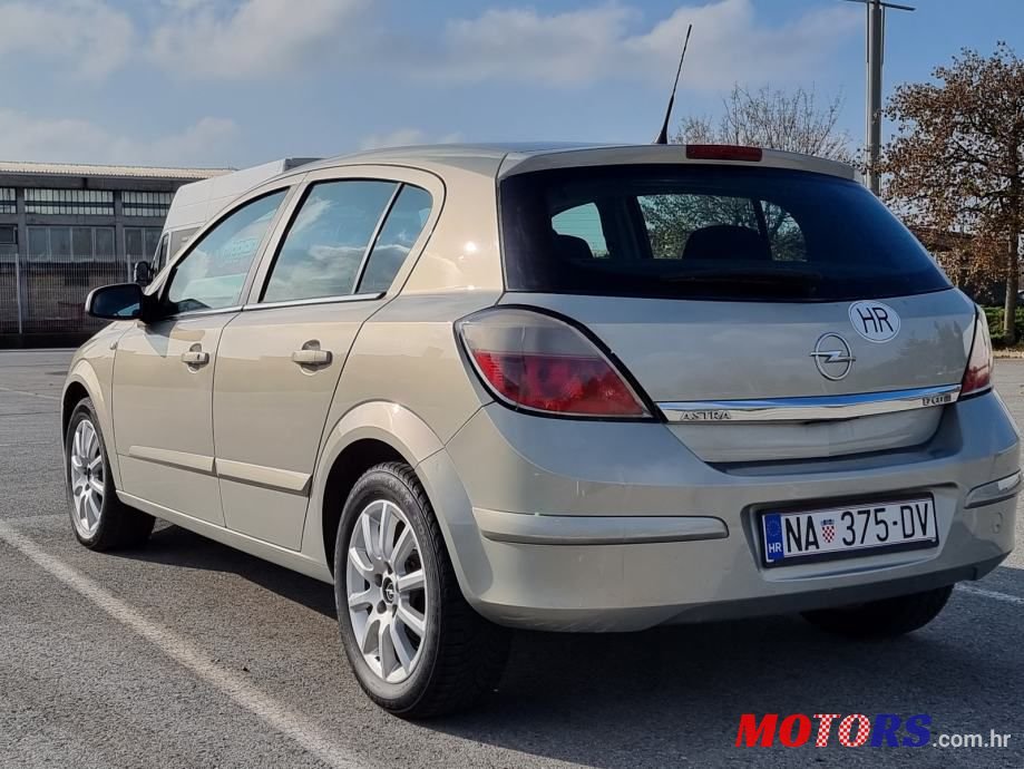 2005' Opel Astra photo #3