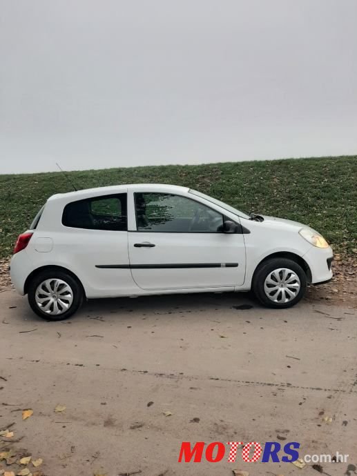 2008' Renault Clio photo #3