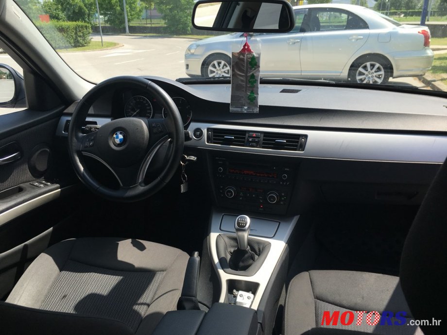 2010' BMW 3 Series Touring photo #3