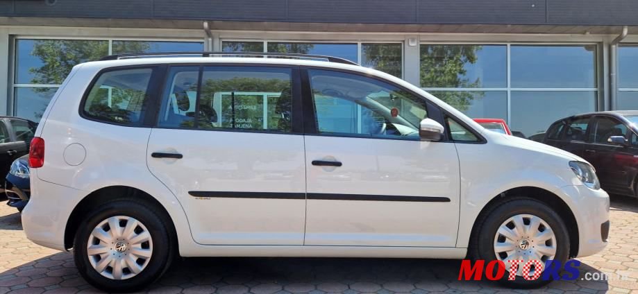 2011' Volkswagen Touran photo #6