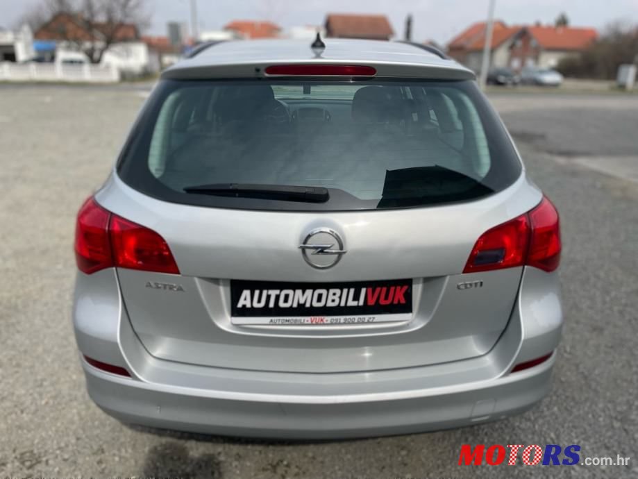 2011' Opel Astra Karavan photo #5