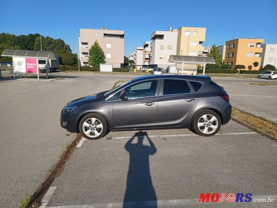 2010' Opel Astra Sport photo #3
