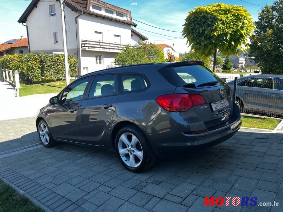 2013' Opel Astra Karavan photo #5