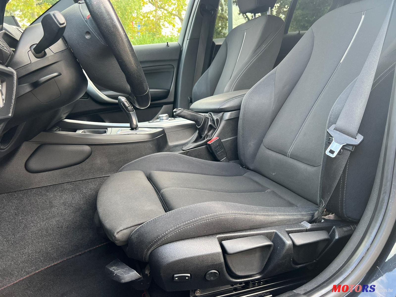 2012' BMW 1 Series 5 Door photo #7