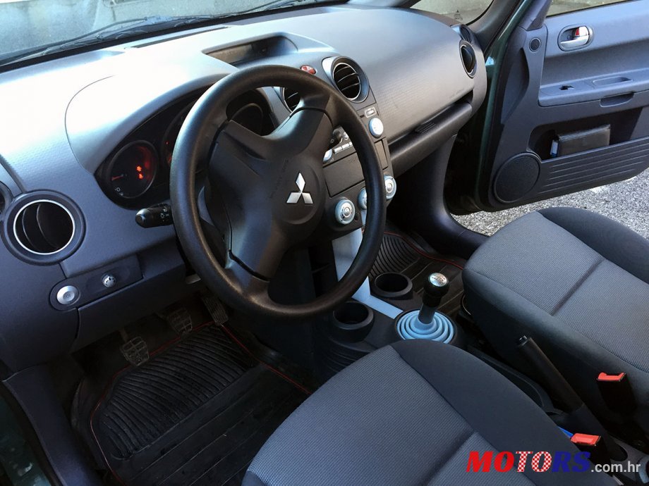 2006' Mitsubishi Colt photo #3