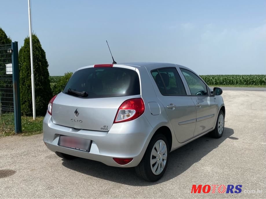 2011' Renault Clio photo #2