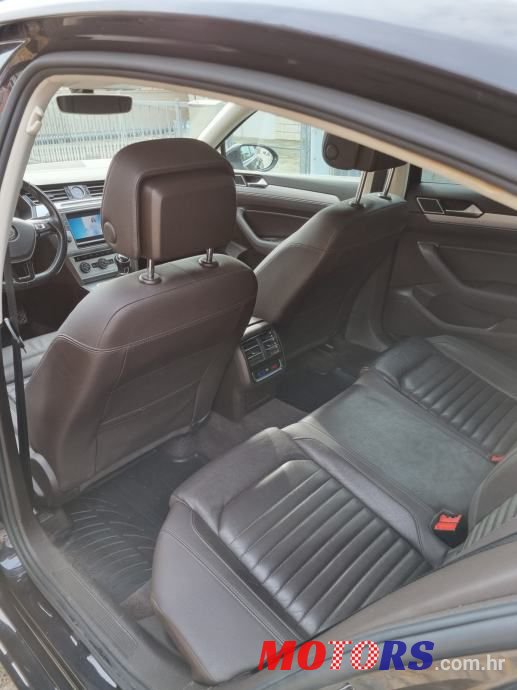 2015' Volkswagen Passat photo #2