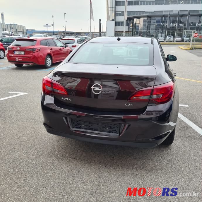 2013' Opel Astra photo #4