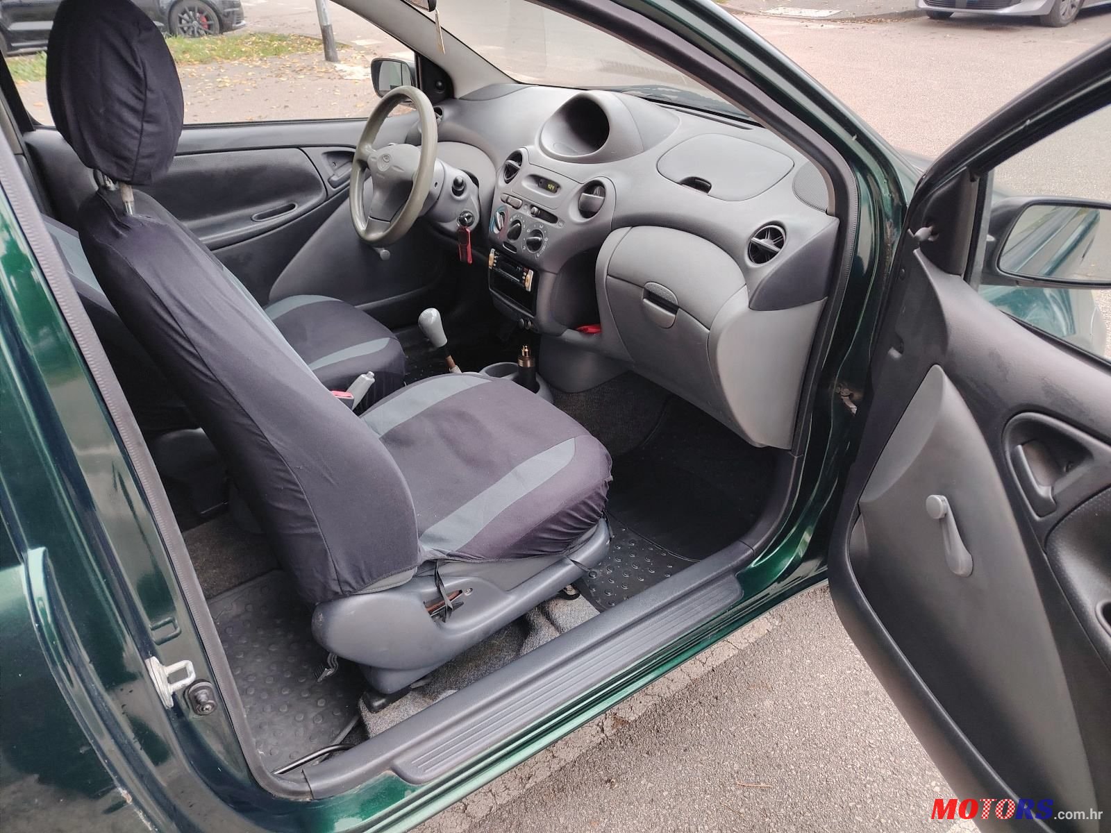 2001' Toyota Yaris 1,0 Vvt-I photo #6