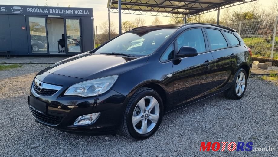 2011' Opel Astra Karavan photo #1