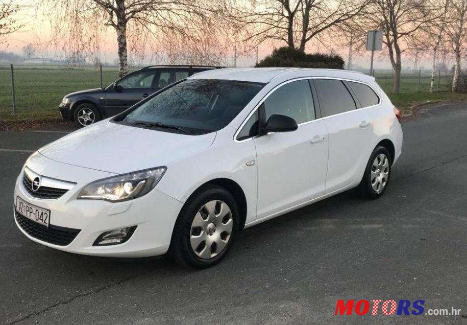 2011' Opel Astra Karavan photo #2