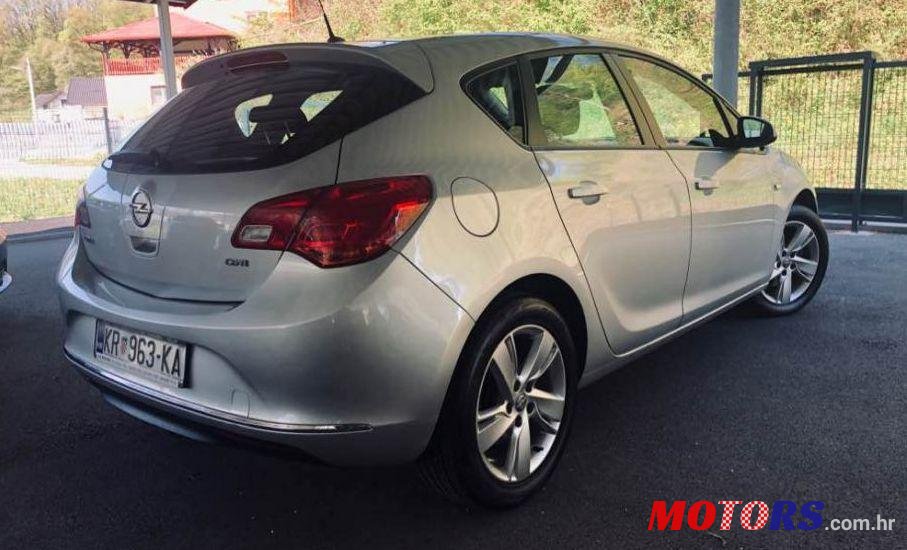 2013' Opel Astra photo #2