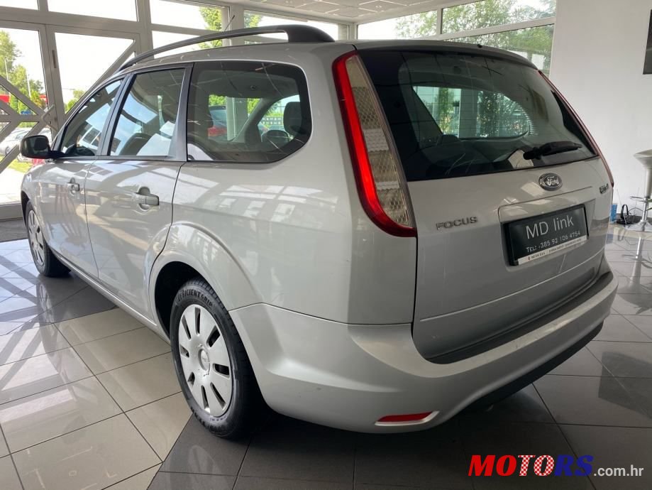 2010' Ford Focus Karavan photo #3