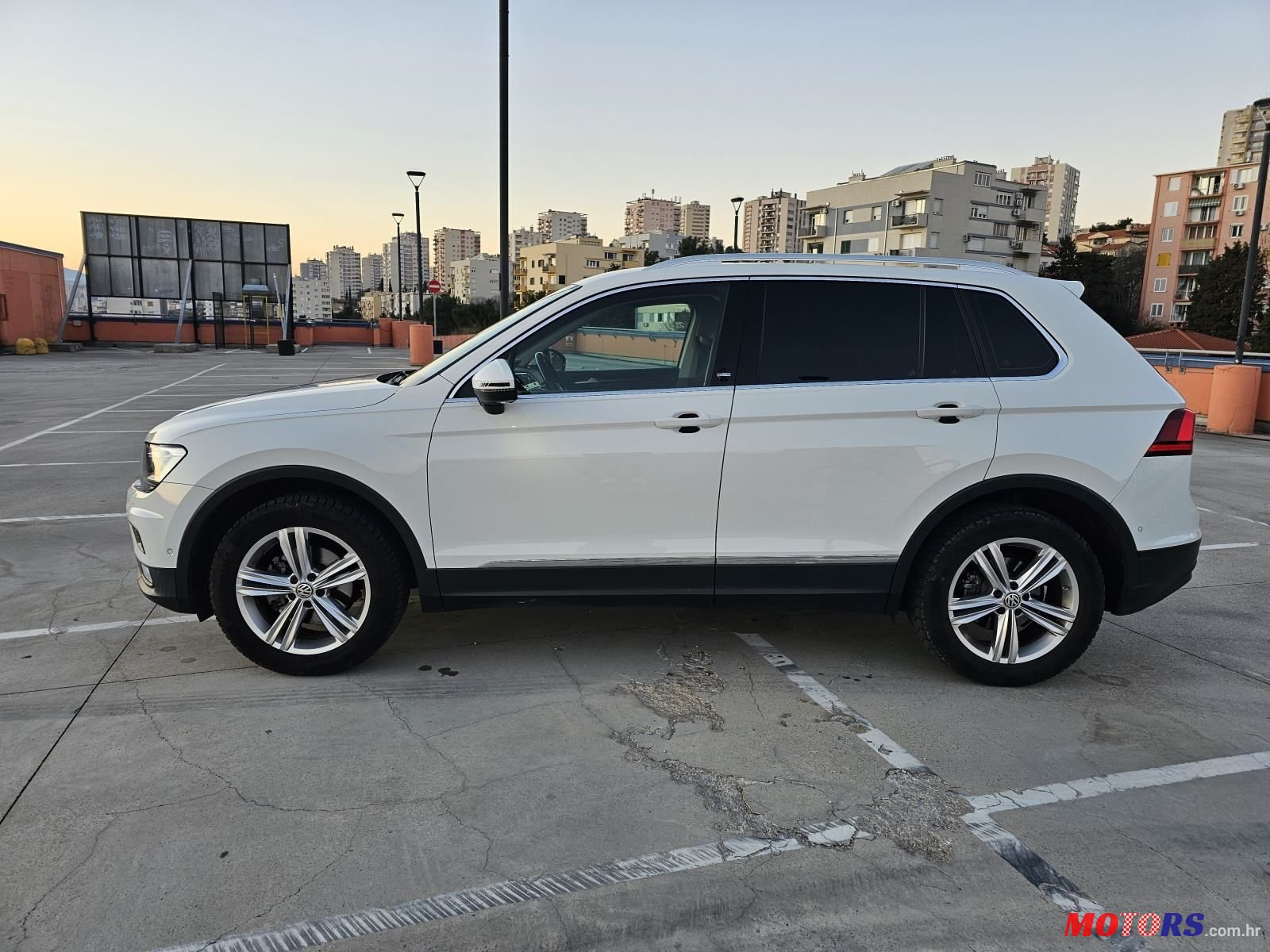 2017' Volkswagen Tiguan photo #3