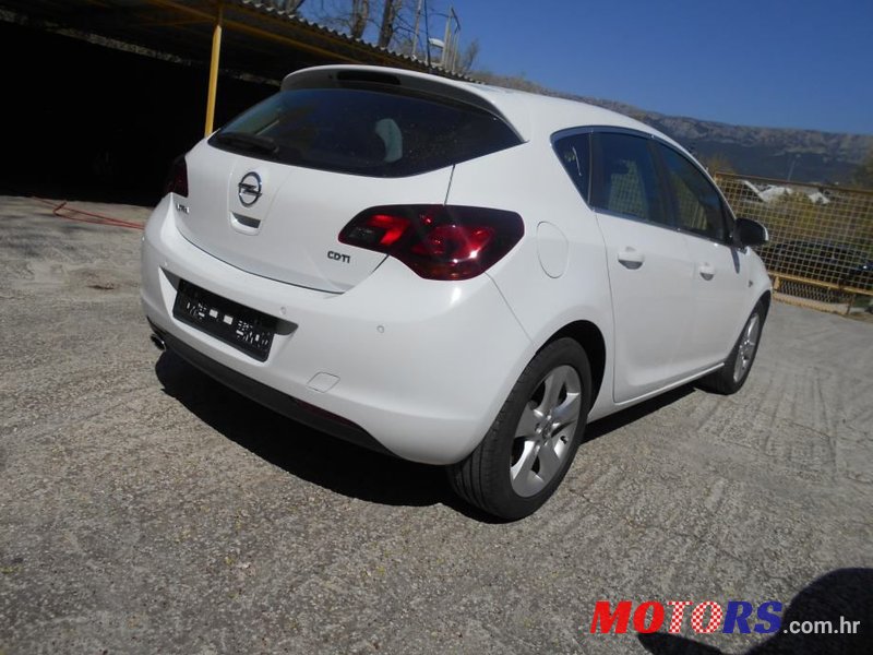 2012' Opel Astra Sport photo #4