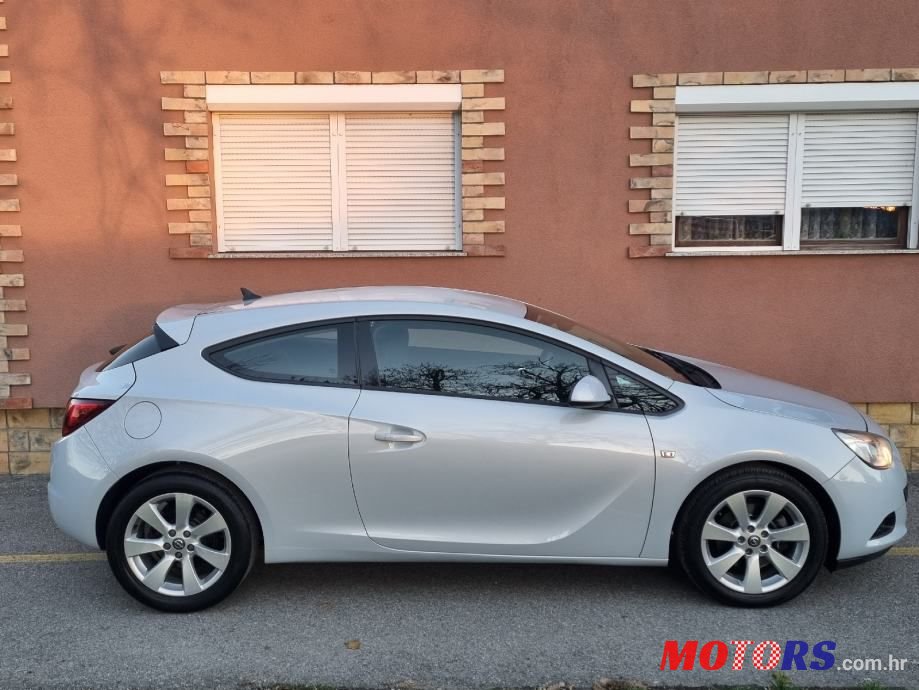 2012' Opel Astra Sport photo #5