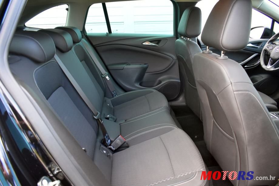 2017' Opel Astra Karavan photo #5