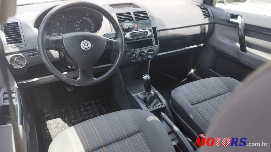 2009' Volkswagen Polo photo #6