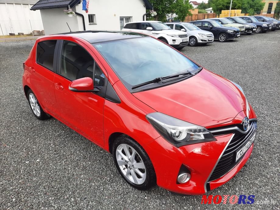2015' Toyota Yaris Hybrid photo #6