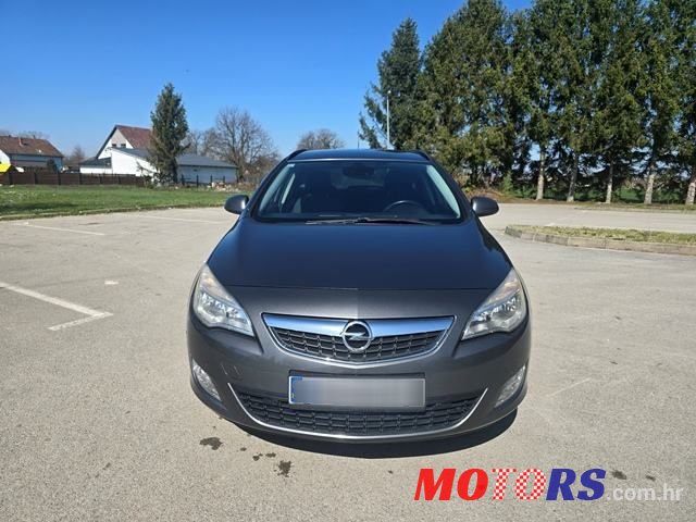 2012' Opel Astra Karavan photo #2