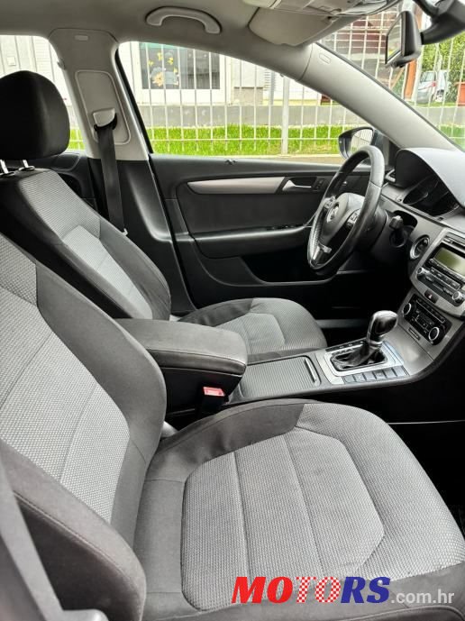 2011' Volkswagen Passat Variant photo #5