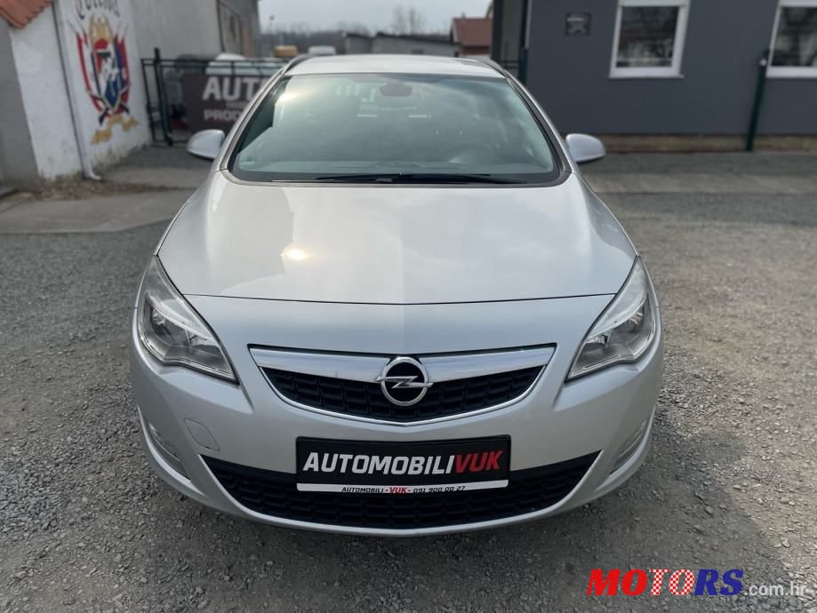 2011' Opel Astra Karavan photo #2