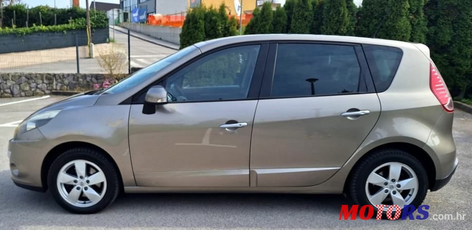 2010' Renault Scenic 1.6 16V photo #5