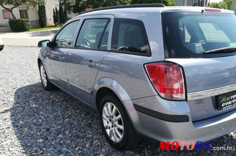2006' Opel Astra Caravan photo #2