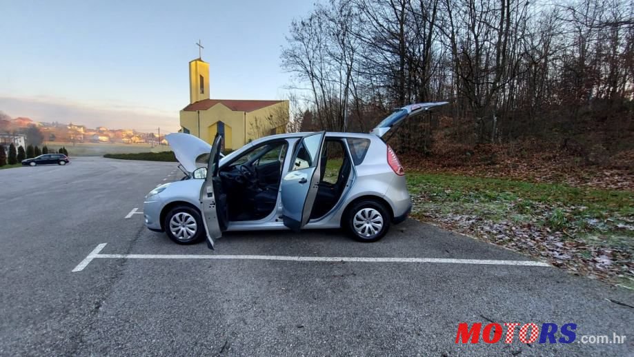 2010' Renault Scenic 1,5 Dci photo #4