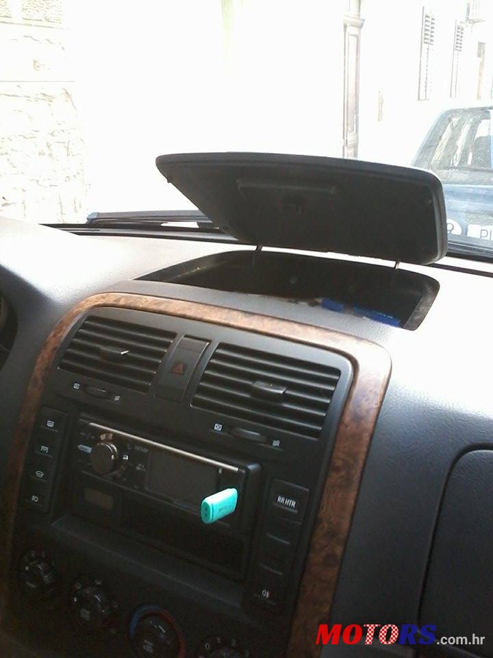 2002' Kia Carnival photo #1