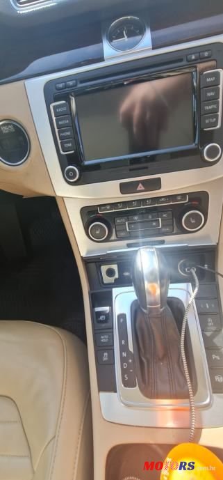 2011' Volkswagen Passat Variant photo #4