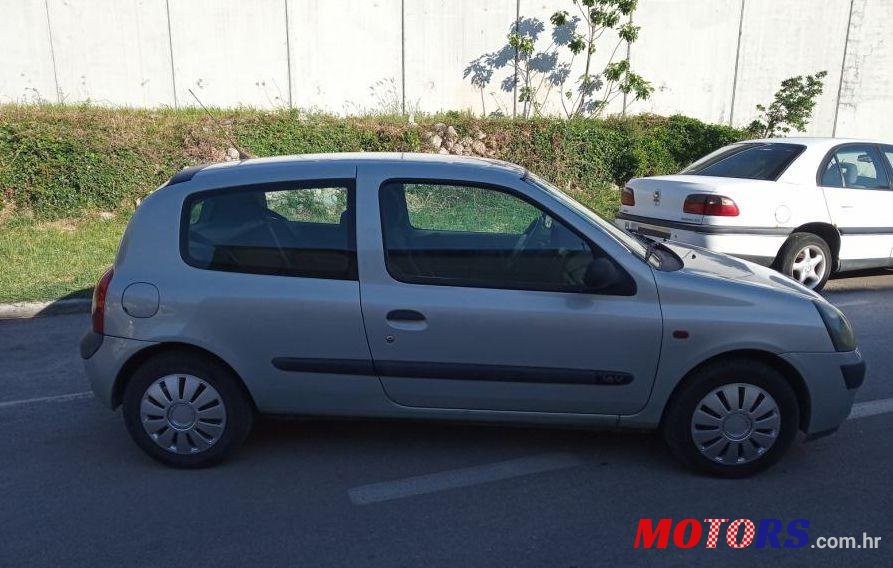 2002' Renault Clio 1,2 16V photo #1