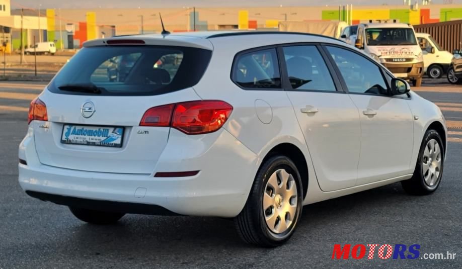 2011' Opel Astra Karavan photo #5