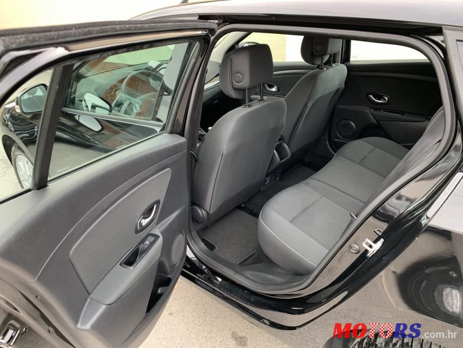 2011' Renault Megane Grandtour photo #5