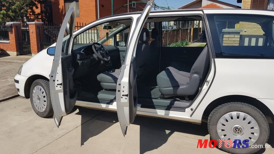2002' Volkswagen Sharan photo #3
