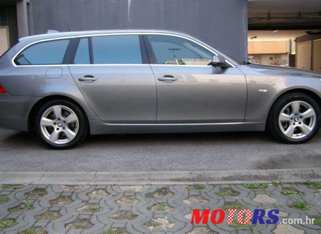 2009' BMW 5 Series Touring 530xd photo #2