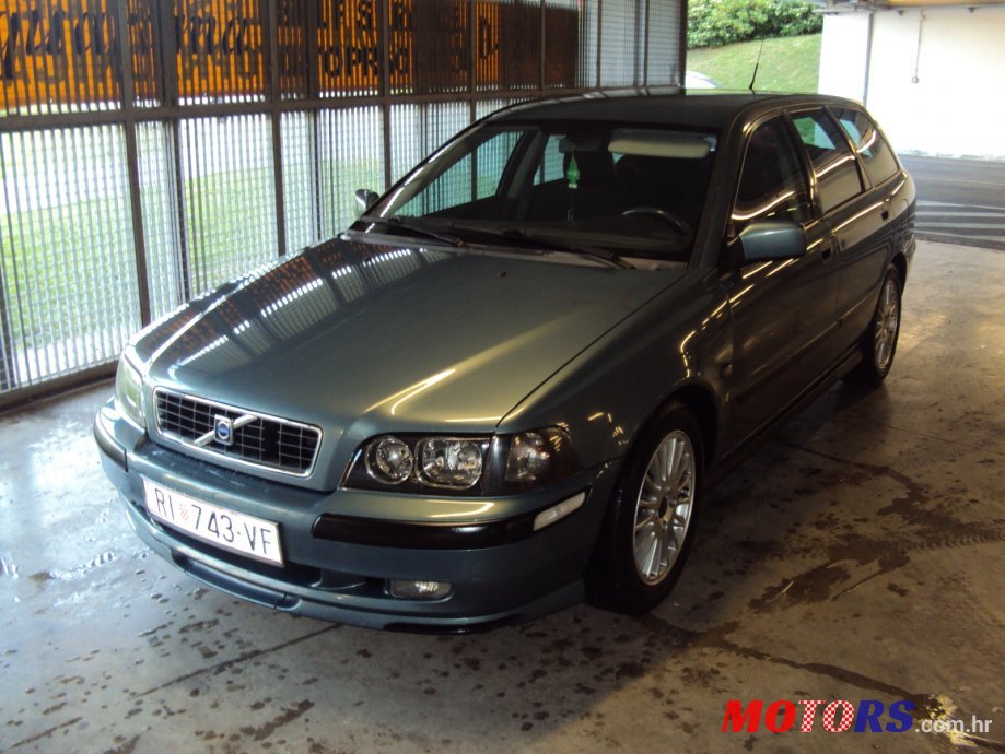 2002' Volvo V40 photo #1