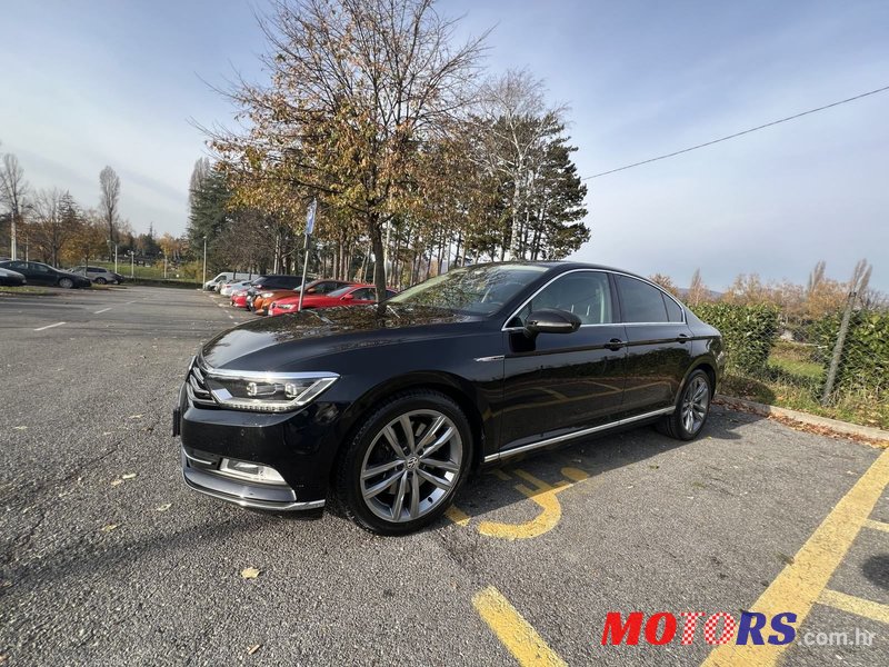 2016' Volkswagen Passat 4Motion photo #2