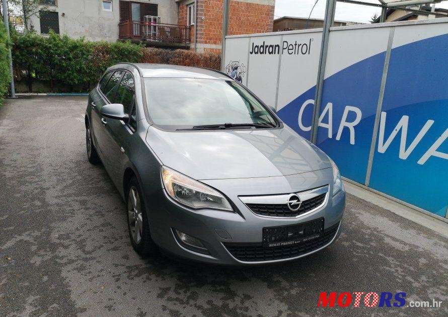 2013' Opel Astra Karavan photo #1