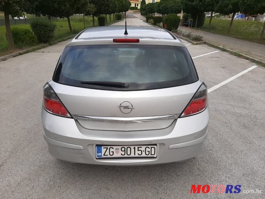 2011' Opel Astra photo #5